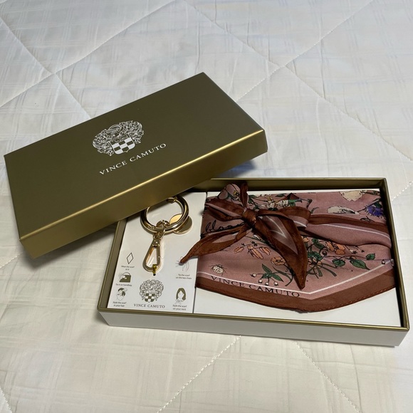 NWOT Vince Camuto scarf set - Picture 4 of 5